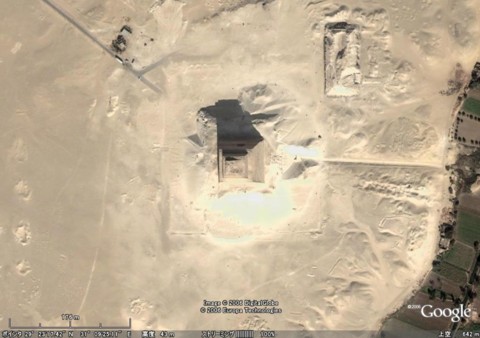 Pyramid of Sneferu「崩れピラミッド」（スネフル王）衛星画像